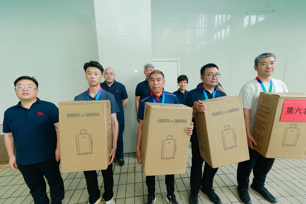 01-公司副總經(jīng)理辛改成為榮獲個(gè)人項(xiàng)目第六名的：AI物聯(lián)中心張瑞通、商丘分公司艾祥、研發(fā)二中心海天陽、創(chuàng)新業(yè)務(wù)部郝金朝、第一工程公司田冠忠 頒獎(jiǎng)表彰.JPG