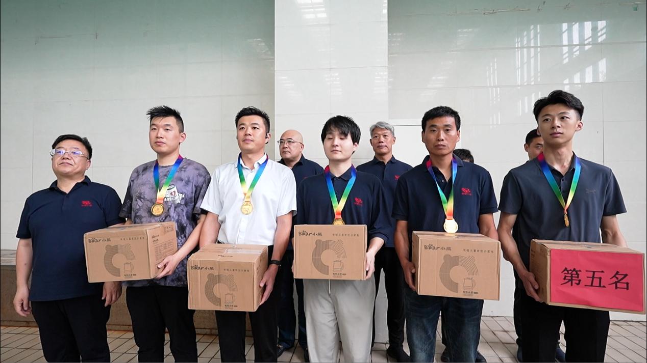 02公司副總經(jīng)理辛改成為榮獲第五名的：商丘分公司艾祥、創(chuàng)新業(yè)務(wù)部田一鳴、投標(biāo)中心王潤龍、鶴壁分公司趙有光、市場部柏昆雷 頒獎(jiǎng)表彰.jpg