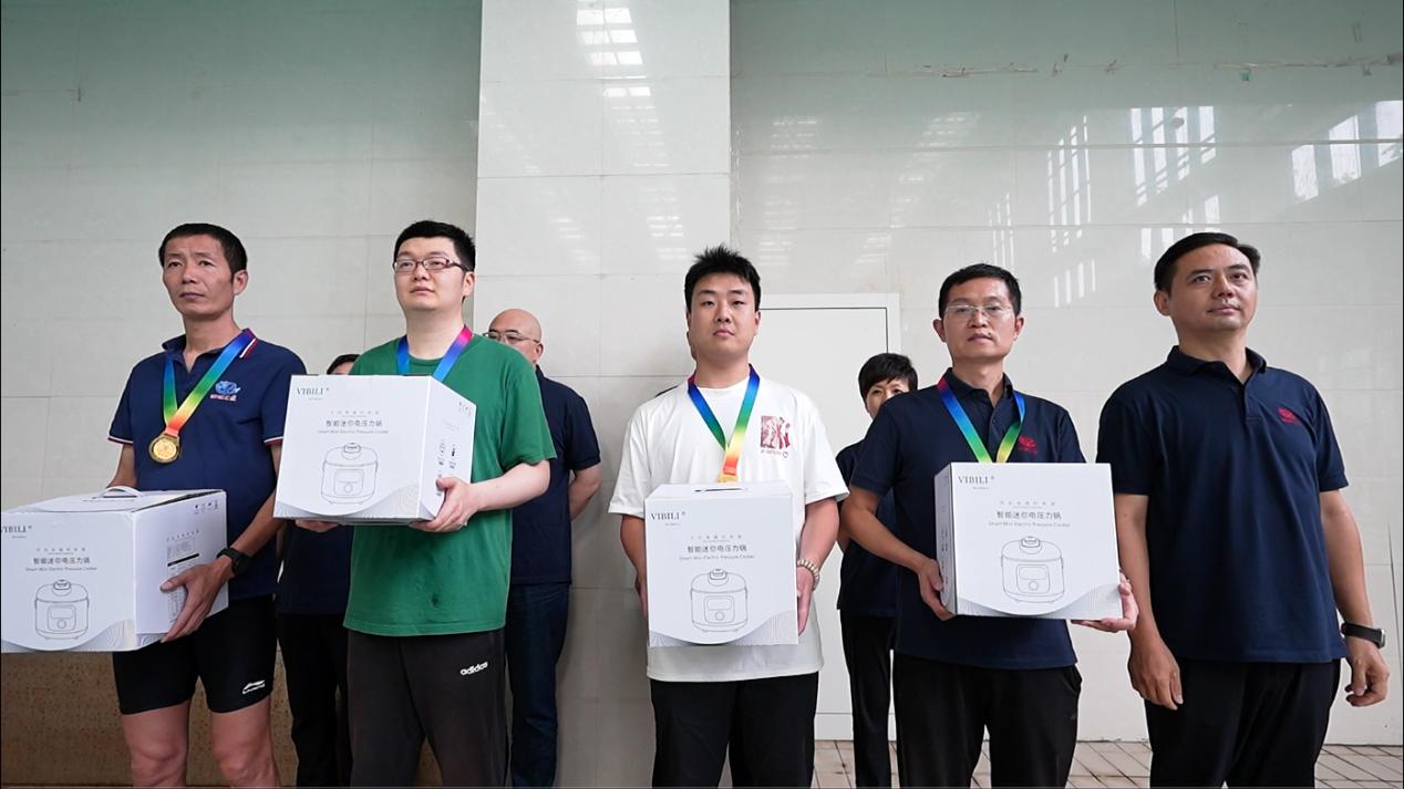 03公司副總經(jīng)理張大亮為榮獲第四名的：中誠公司劉海青、研發(fā)二中心海天陽、項(xiàng)目管理部魏洪峰、AI中心段譽(yù) 頒獎(jiǎng)表彰.jpg