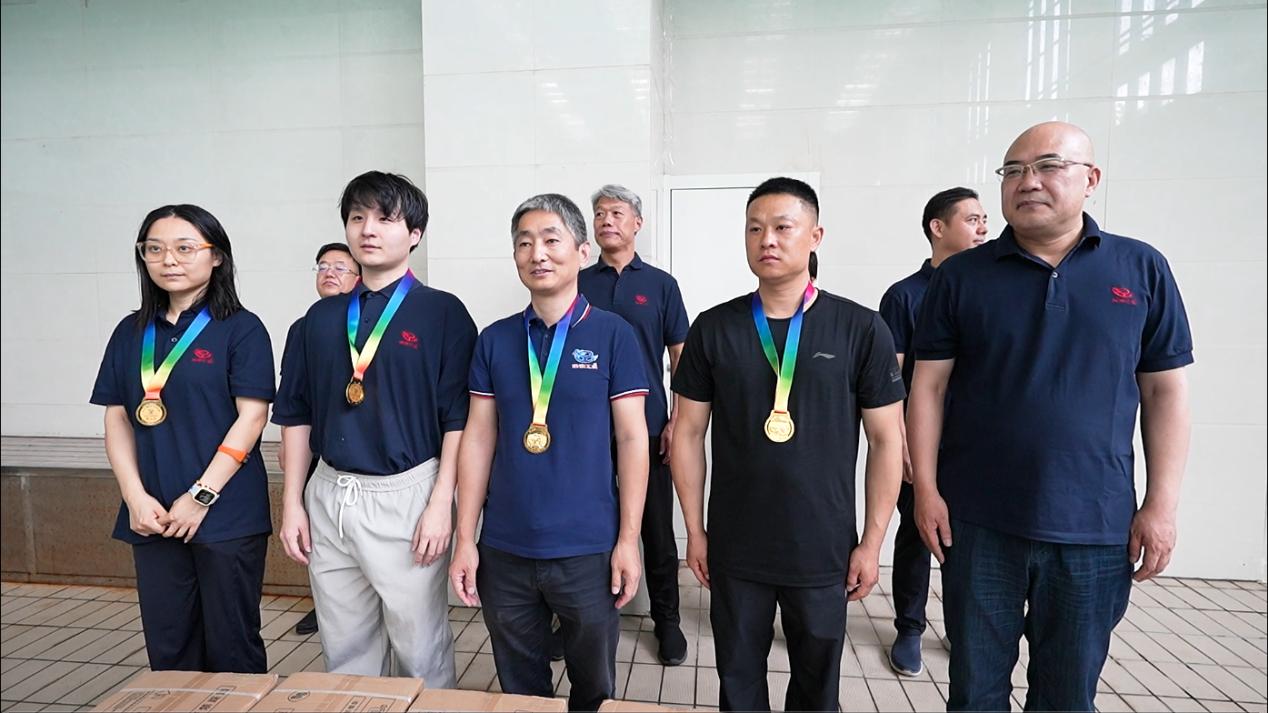 05公司副總經(jīng)理荊旭慶為榮獲第二名的：投標(biāo)中心王潤龍、平頂山分公司朱筱萌、焦作分公司何博博、AI中心趙國綱 頒獎(jiǎng)表彰.jpg