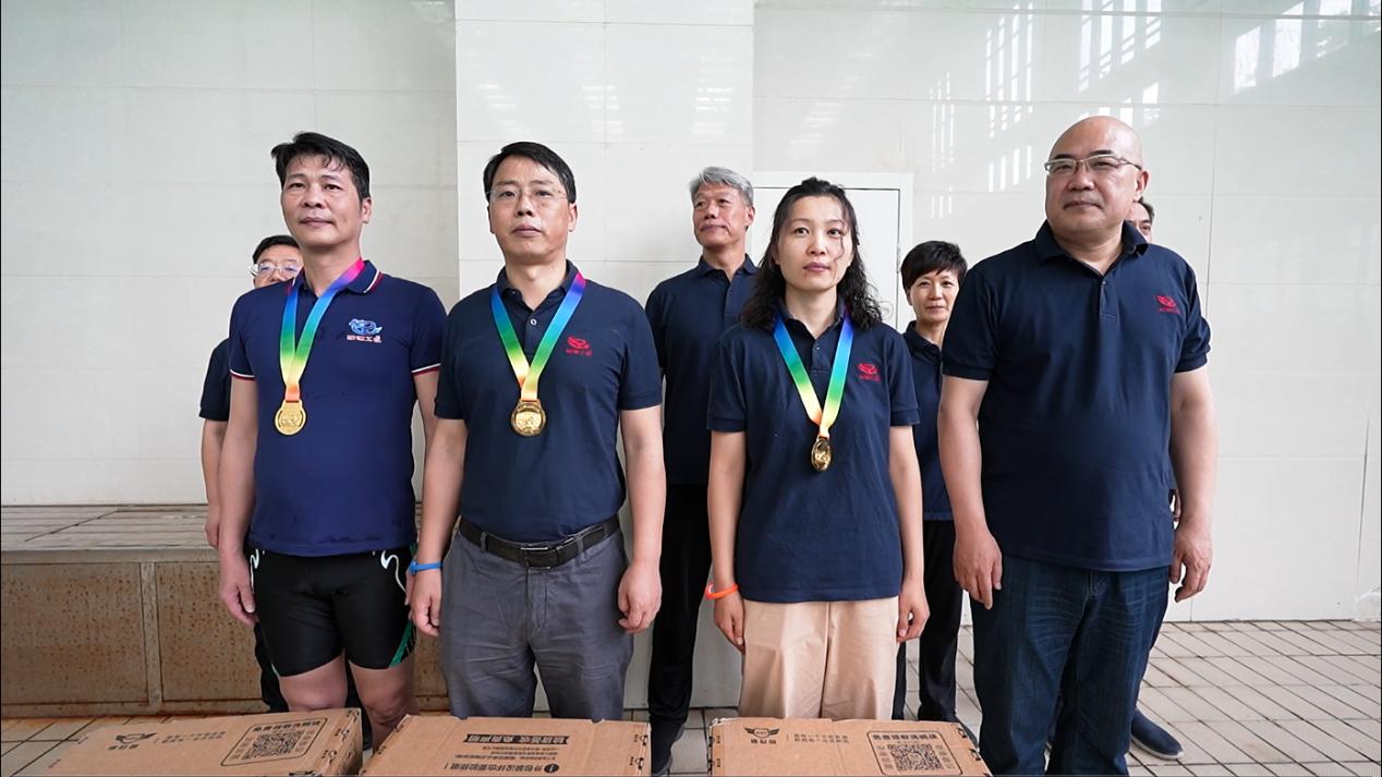 06公司副總經(jīng)理荊旭慶為榮獲第一名的：中誠公司余林、焦作分公司劉杰、創(chuàng)新業(yè)務(wù)部楊祥強(qiáng) 頒獎(jiǎng)表彰.jpg